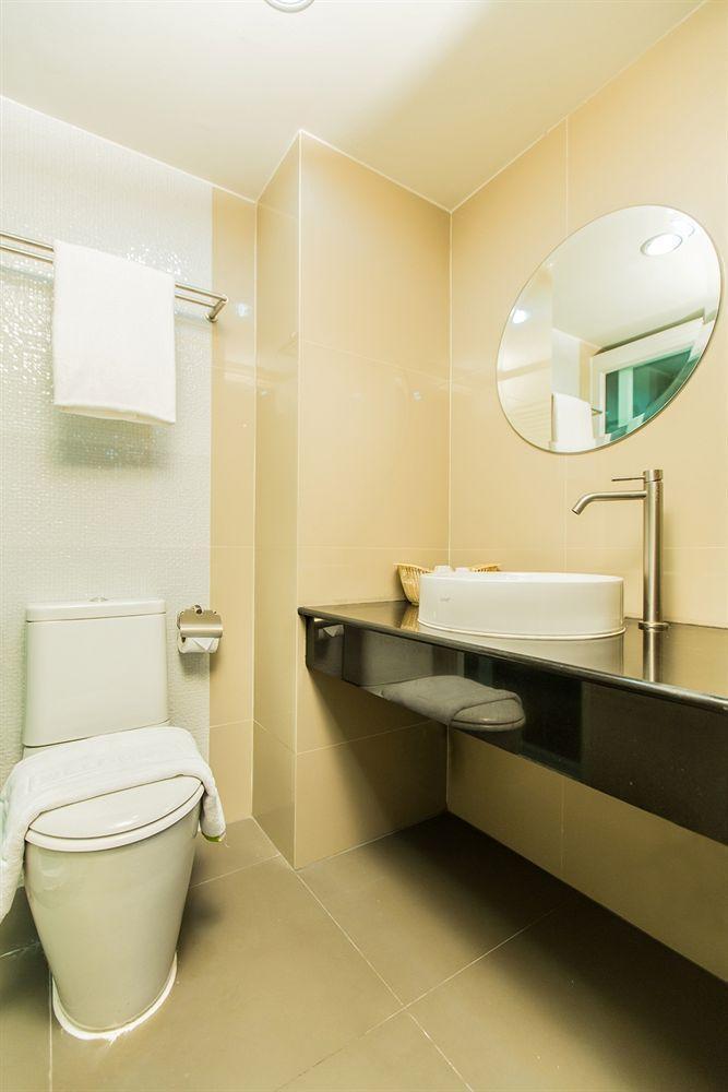 Le Touche Hotel Бангкок Экстерьер фото
