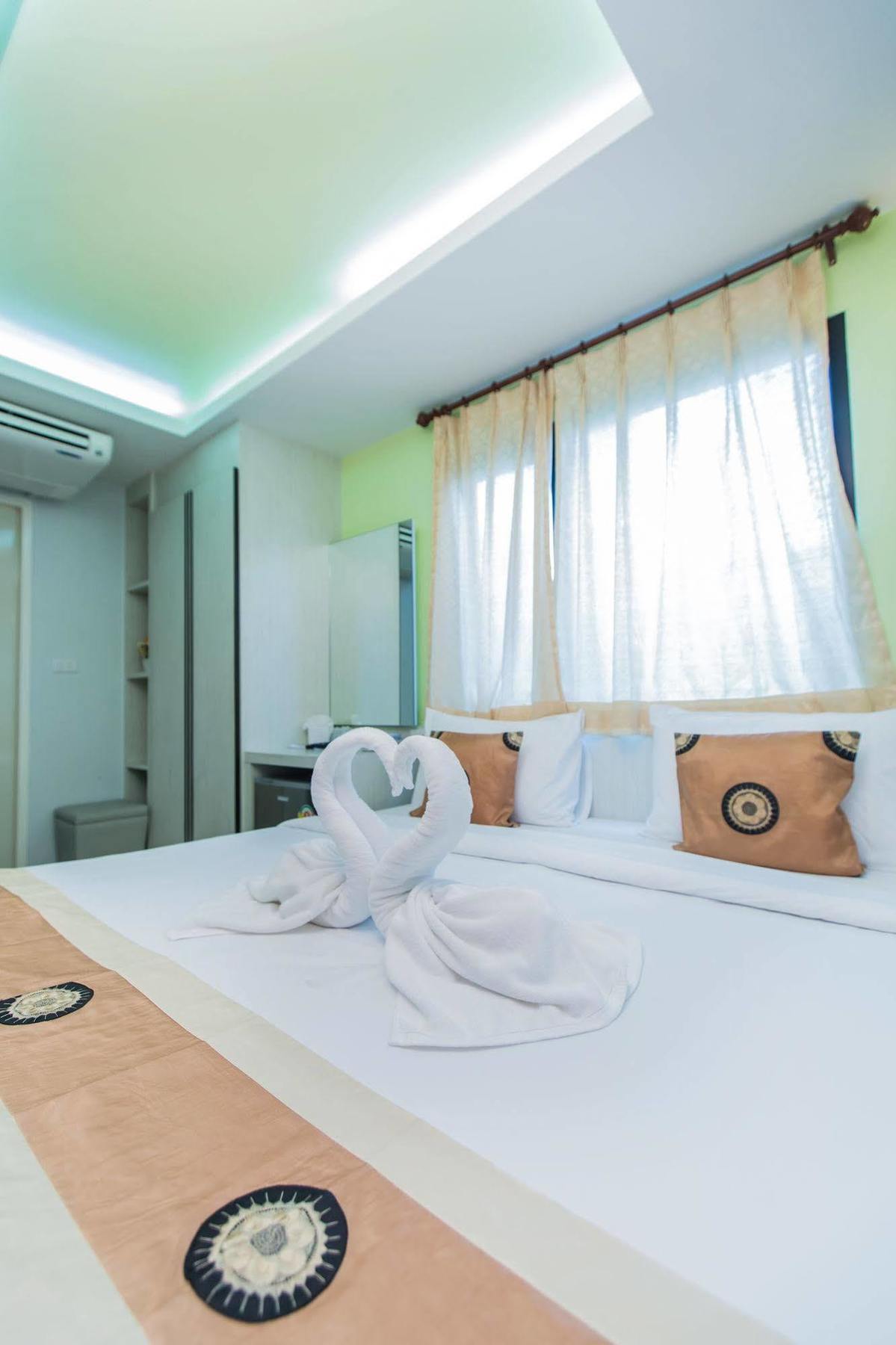 Le Touche Hotel Бангкок Экстерьер фото