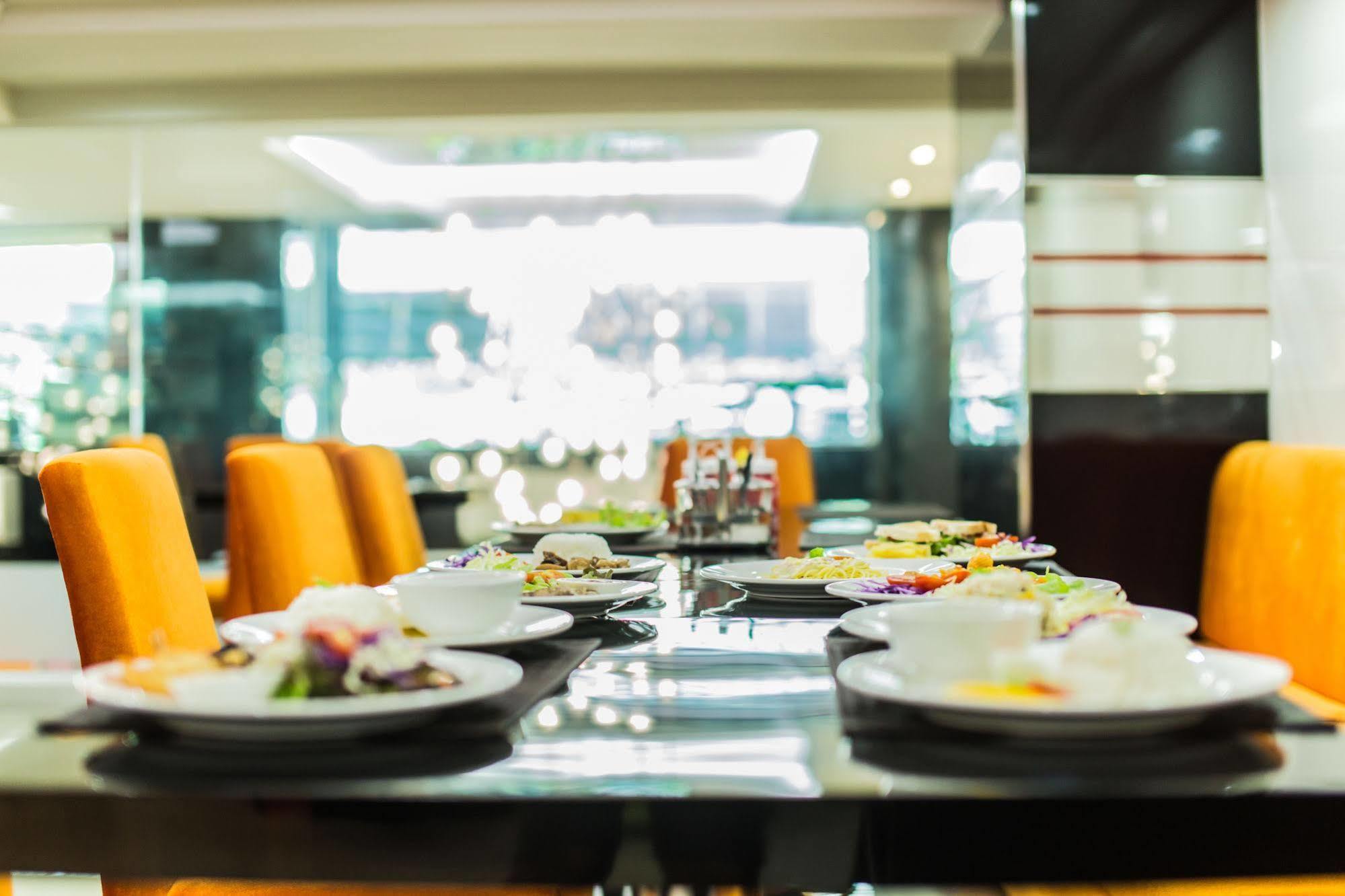 Le Touche Hotel Бангкок Экстерьер фото
